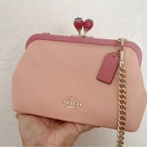 Coach Nora Kisslock Limited Edition
Pink Strawberry